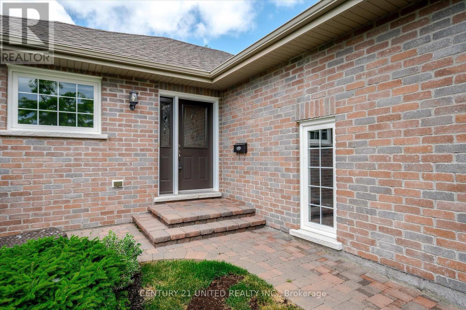 194 - 301 Carnegie Avenue, Peterborough North (University Heights), Ontario  K9L 0G1 - Photo 3 - X12273806