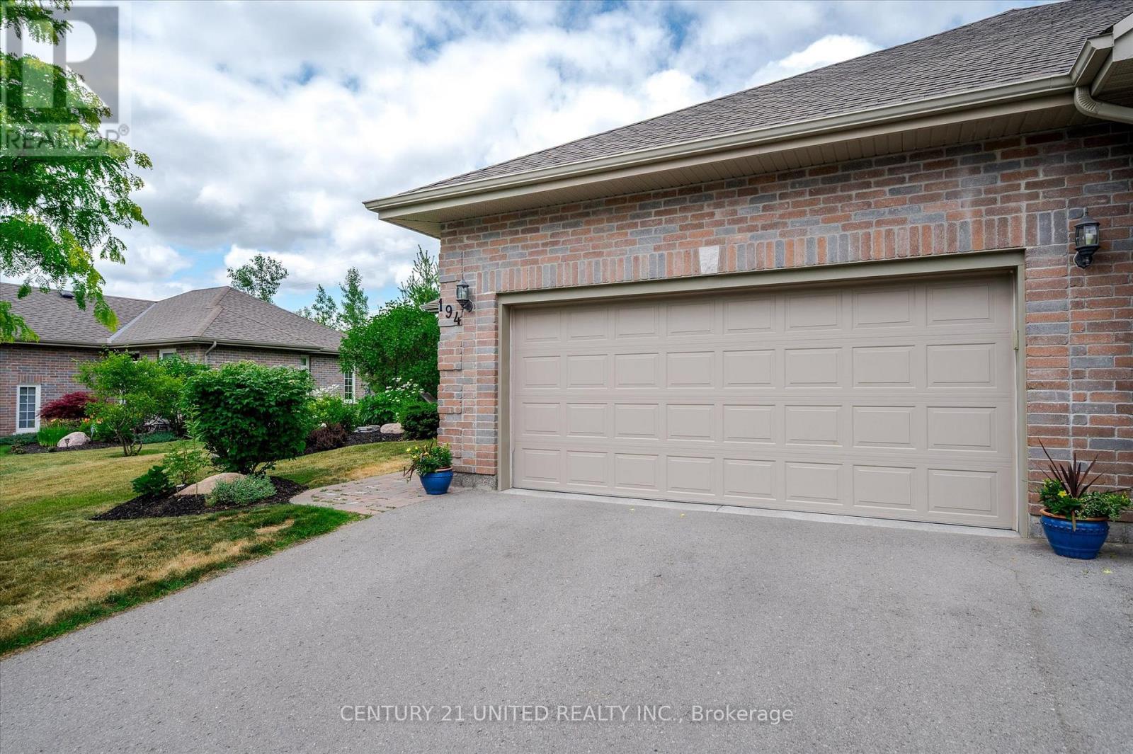 194 - 301 Carnegie Avenue, Peterborough North (University Heights), Ontario  K9L 0G1 - Photo 4 - X12273806