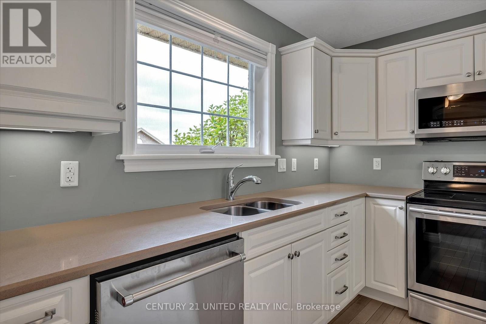 194 - 301 Carnegie Avenue, Peterborough North (University Heights), Ontario  K9L 0G1 - Photo 6 - X12273806