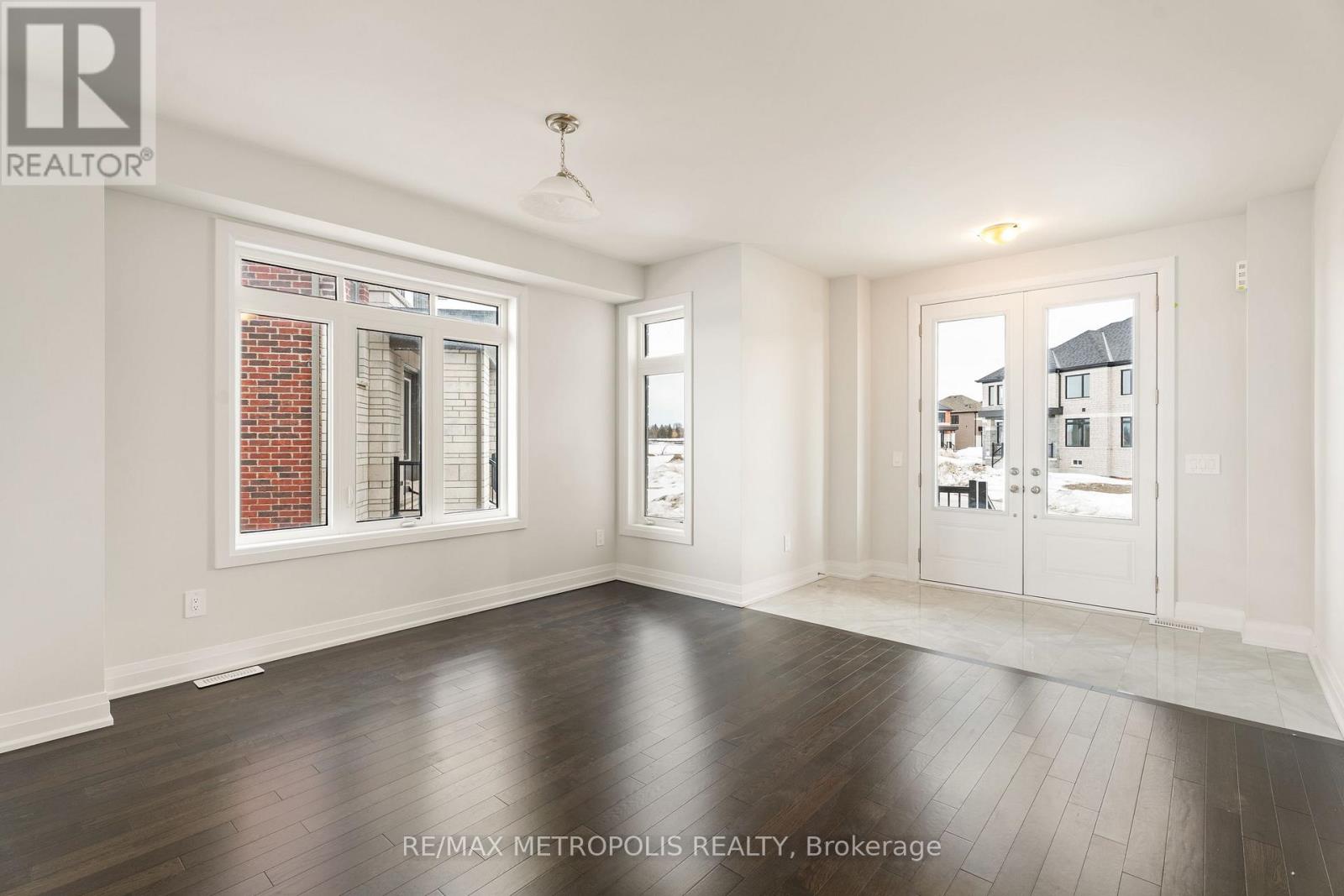 110 Butler Boulevard, Kawartha Lakes (Lindsay), Ontario  K9V 6A9 - Photo 4 - X12274356