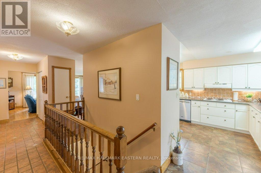 823 Wedgewood Court, Peterborough West (North), Ontario  K9J 7T8 - Photo 6 - X12275435