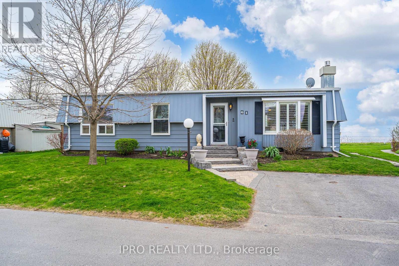 61 Bluffs Road, Clarington (Newcastle), Ontario  L1B 1A6 - Photo 1 - E12275650