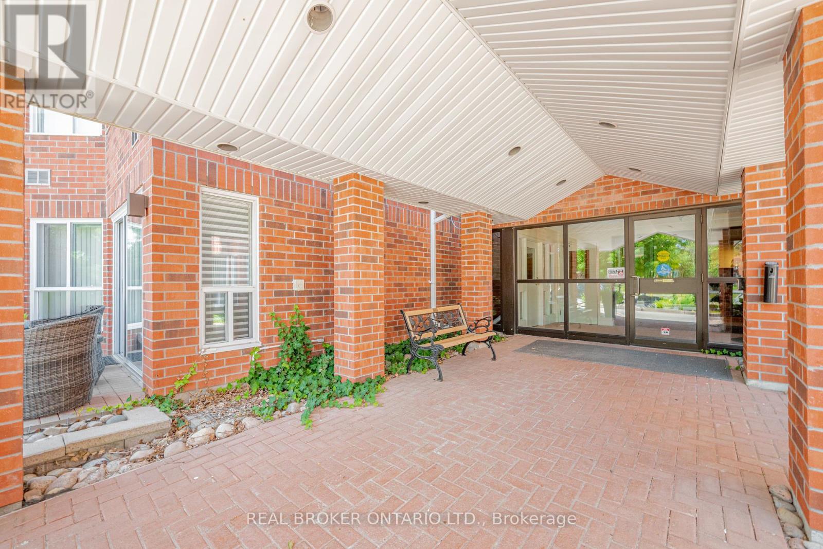 202 - 3 Heritage Way, Kawartha Lakes (Lindsay), Ontario  K9V 5Z1 - Photo 5 - X12276040