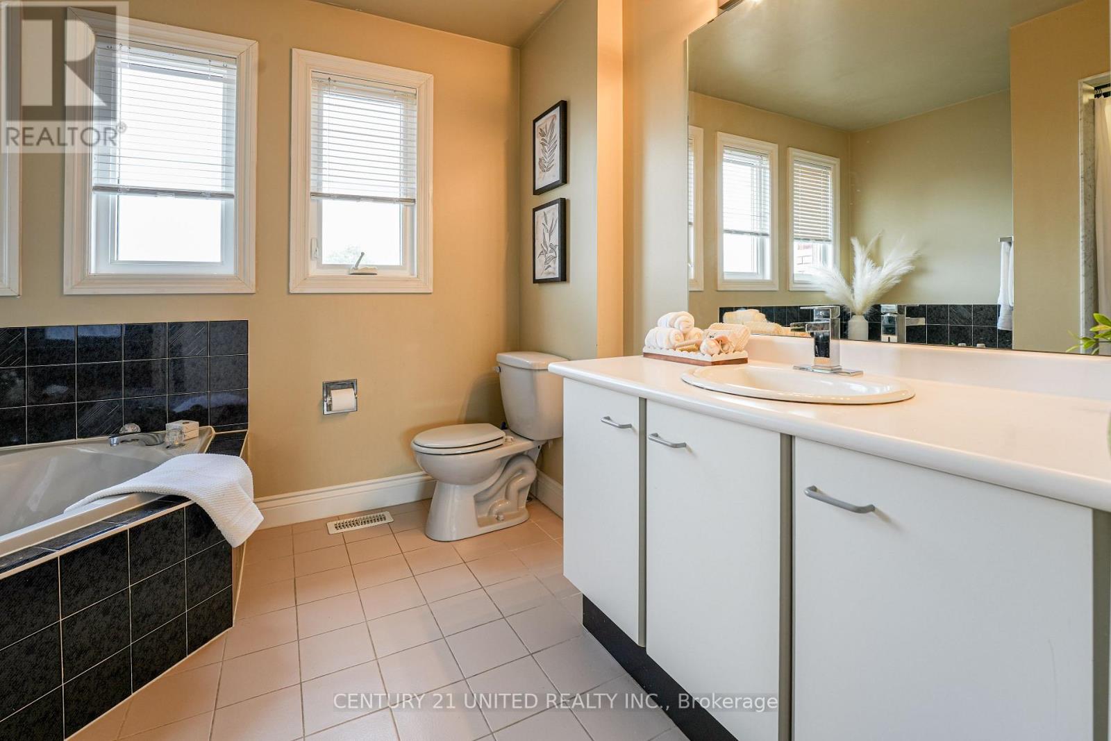 569 Westman Avenue, Peterborough West (South), Ontario  K9K 2H3 - Photo 12 - X12276541