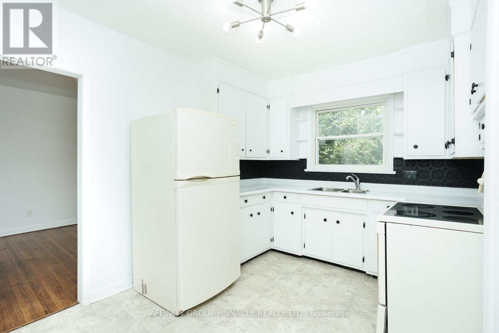 22 Sunset Court, Kawartha Lakes (Lindsay), Ontario  K9V 2S1 - Photo 16 - X12276934