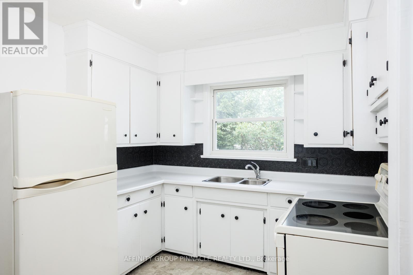 22 Sunset Court, Kawartha Lakes (Lindsay), Ontario  K9V 2S1 - Photo 17 - X12276934