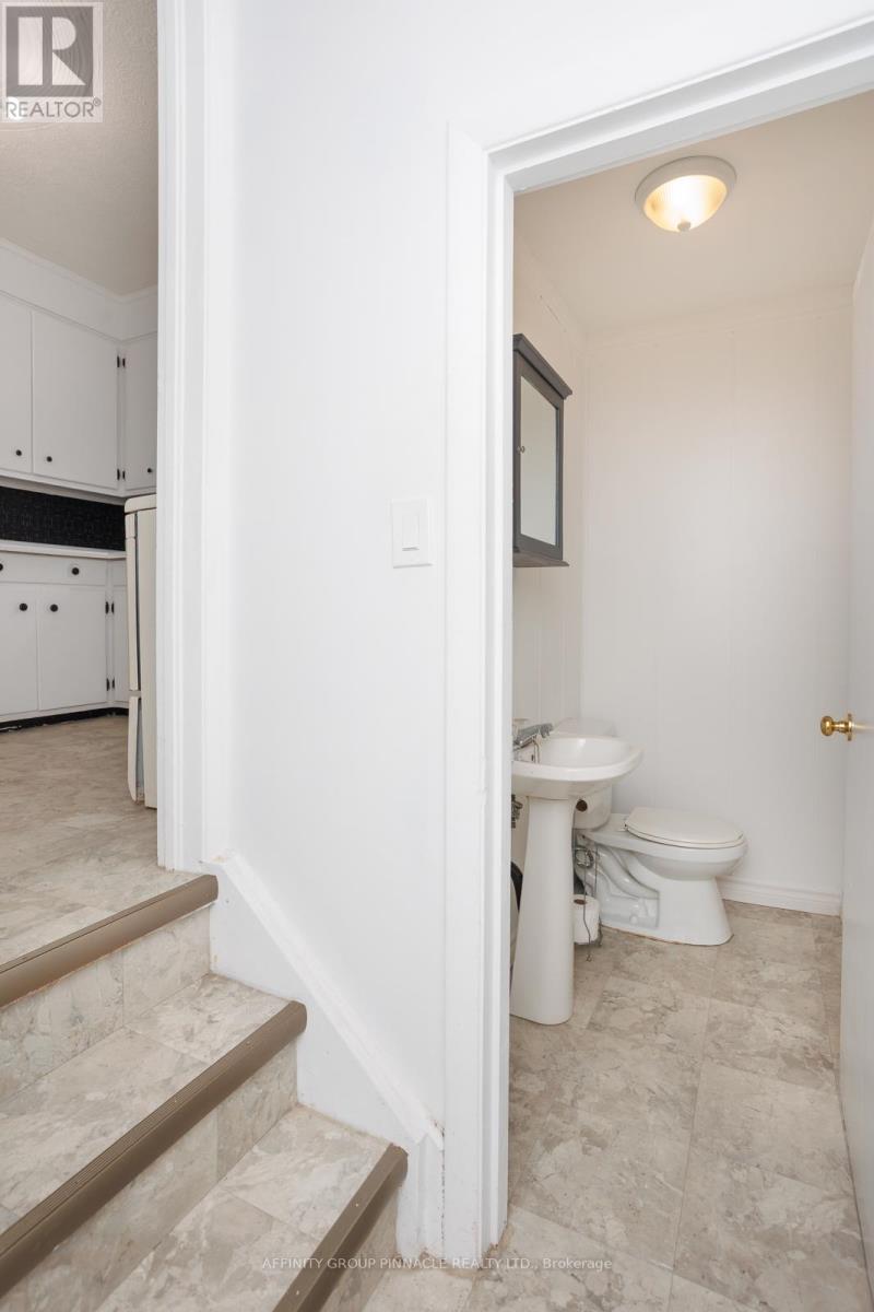 22 Sunset Court, Kawartha Lakes (Lindsay), Ontario  K9V 2S1 - Photo 35 - X12276934