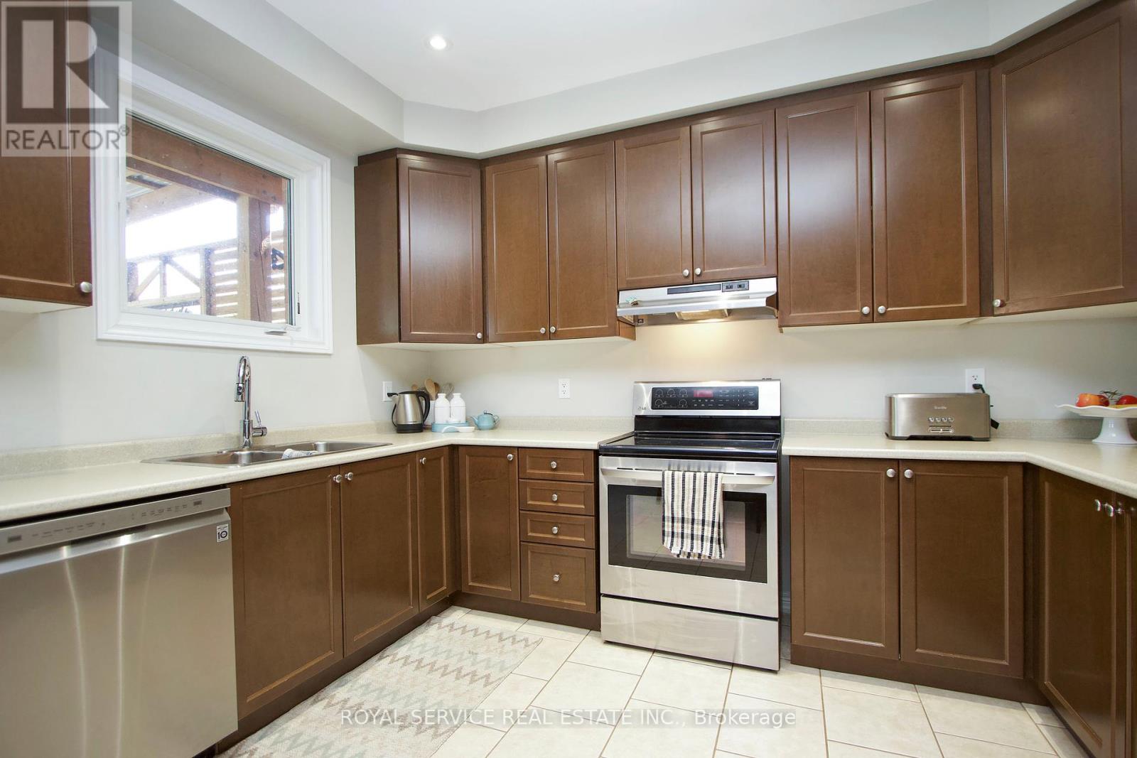 15 Thomas Woodlock Street, Clarington (Newcastle), Ontario  L1B 0C7 - Photo 14 - E12278334