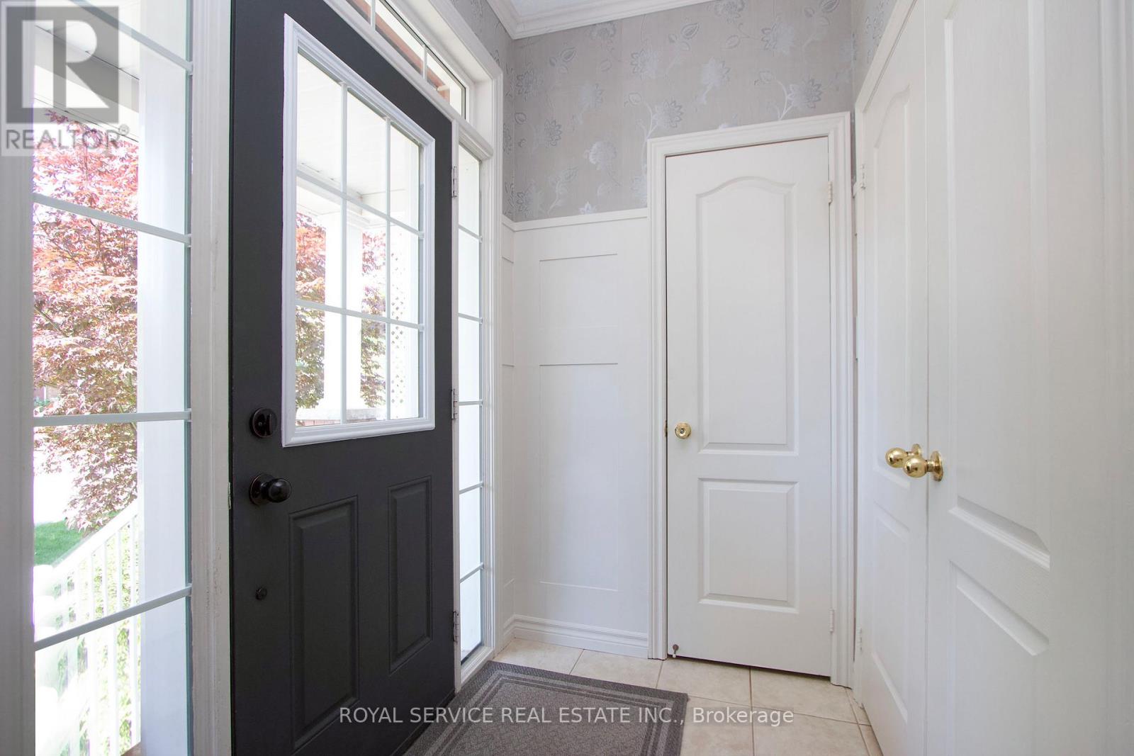 15 Thomas Woodlock Street, Clarington (Newcastle), Ontario  L1B 0C7 - Photo 4 - E12278334