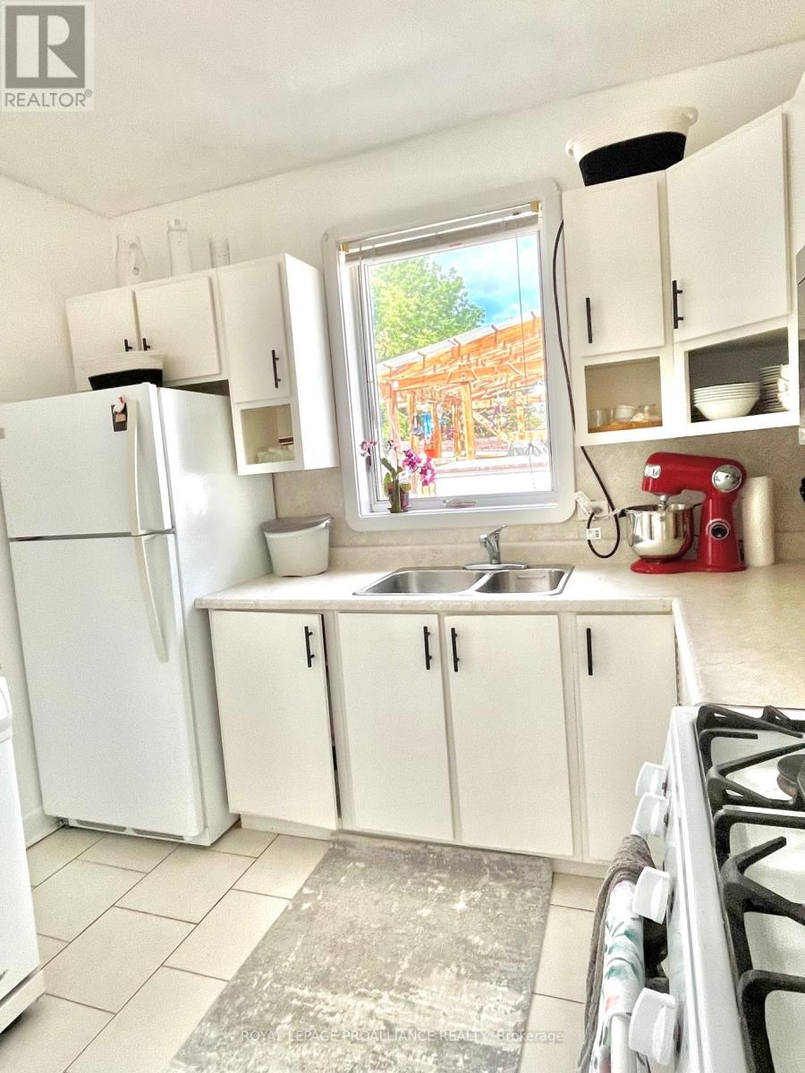98 Ware Street, Peterborough Central (South), Ontario  K9J 2B7 - Photo 14 - X12278472
