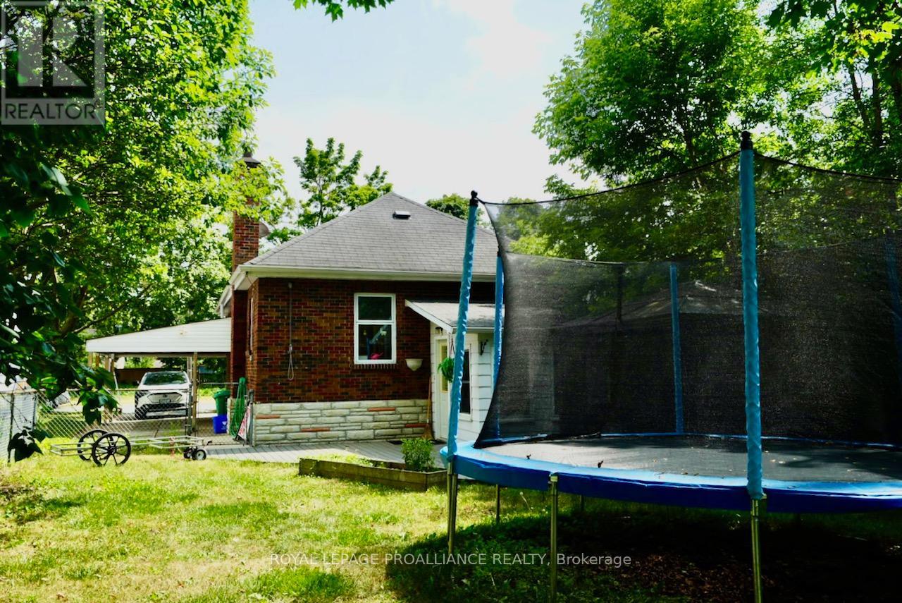 98 Ware Street, Peterborough Central (South), Ontario  K9J 2B7 - Photo 29 - X12278472