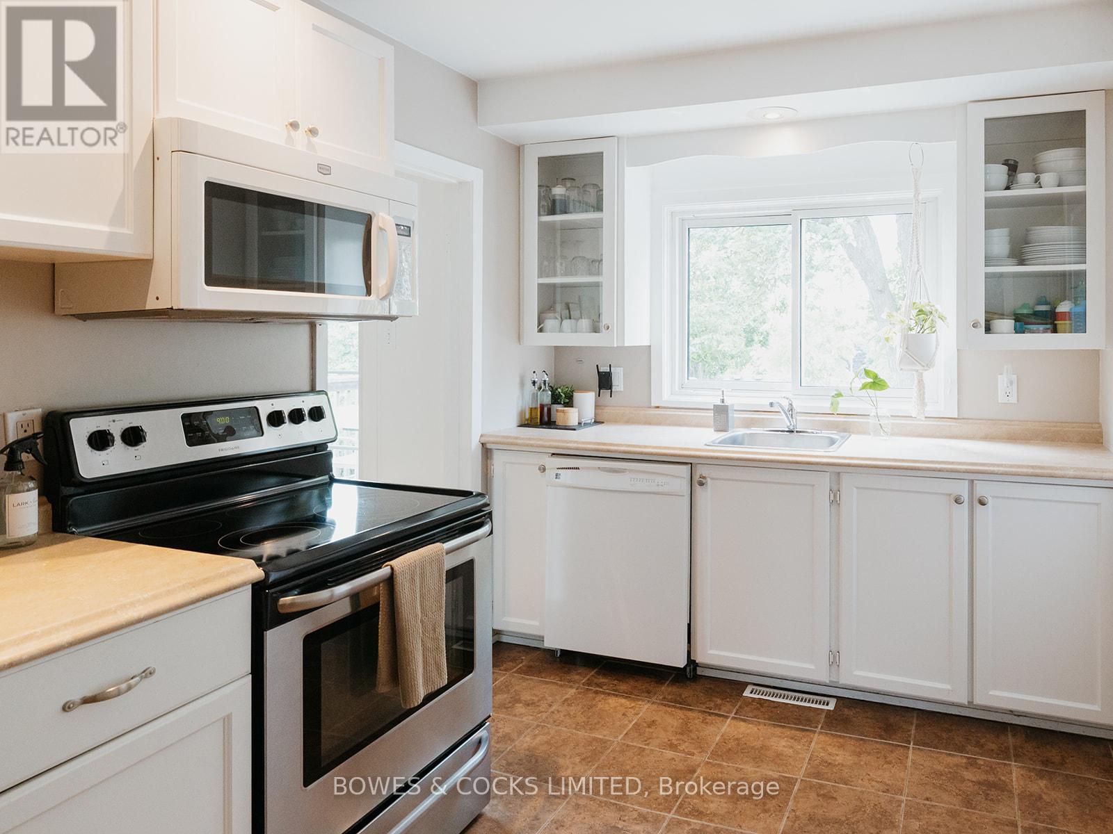 951 Ellesmere Avenue, Peterborough North (Central), Ontario  K9H 7A9 - Photo 29 - X12279856