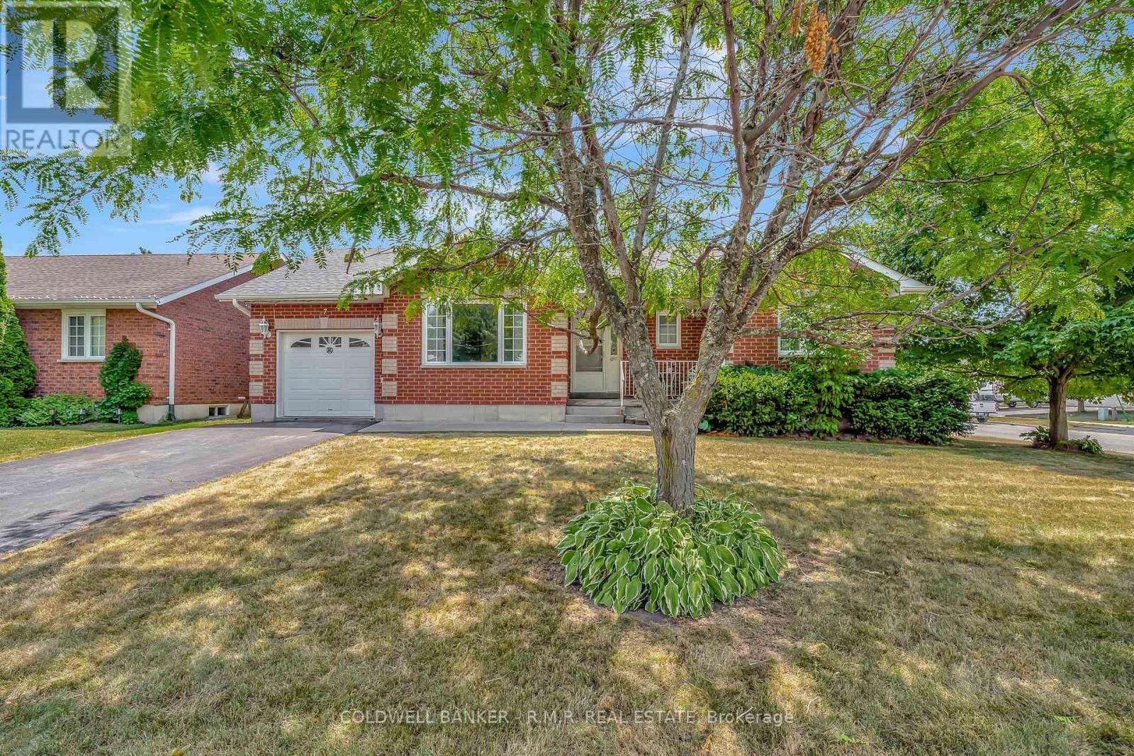 7 Eakins Crescent, Kawartha Lakes (Lindsay), Ontario  K9V 6H8 - Photo 2 - X12280016