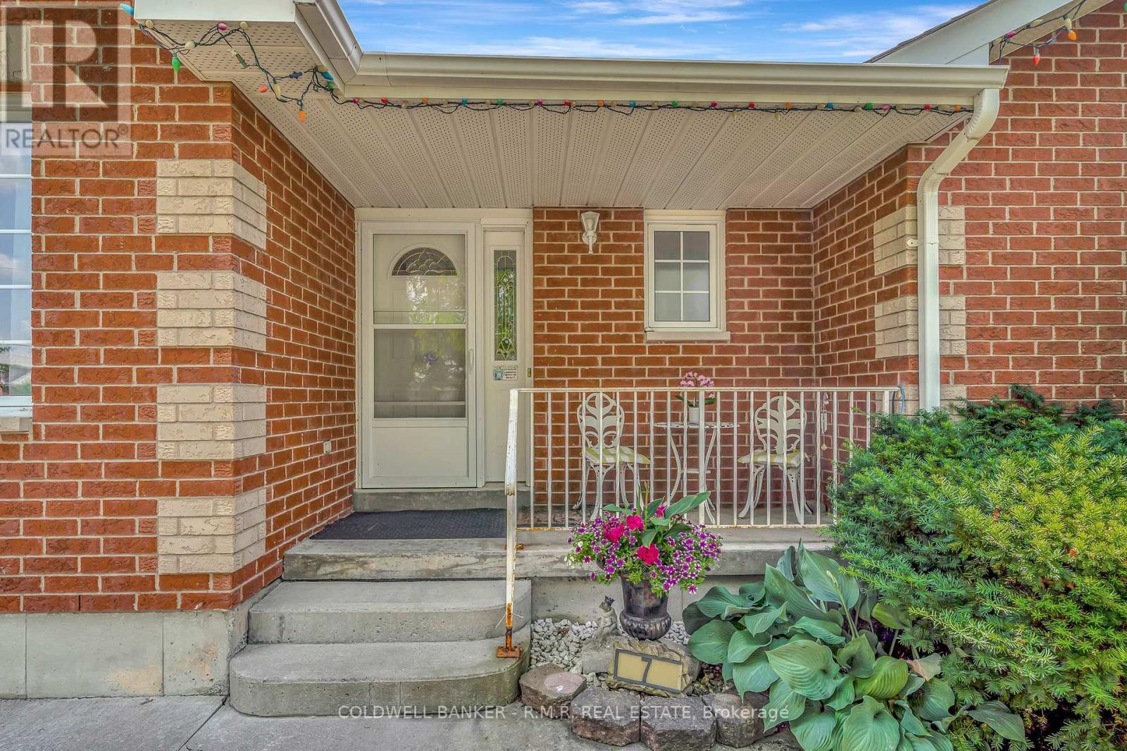 7 Eakins Crescent, Kawartha Lakes (Lindsay), Ontario  K9V 6H8 - Photo 3 - X12280016