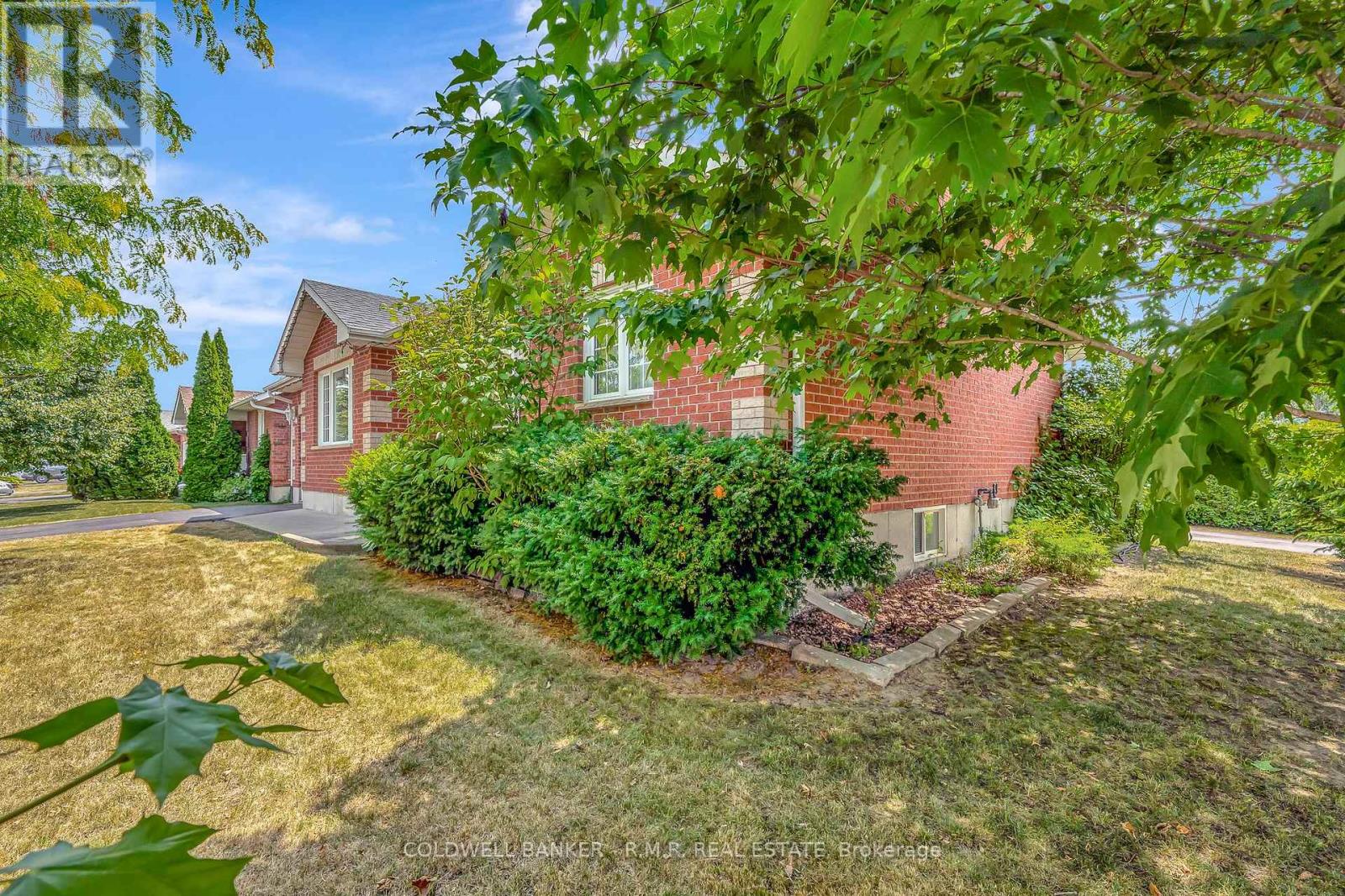 7 Eakins Crescent, Kawartha Lakes (Lindsay), Ontario  K9V 6H8 - Photo 7 - X12280016
