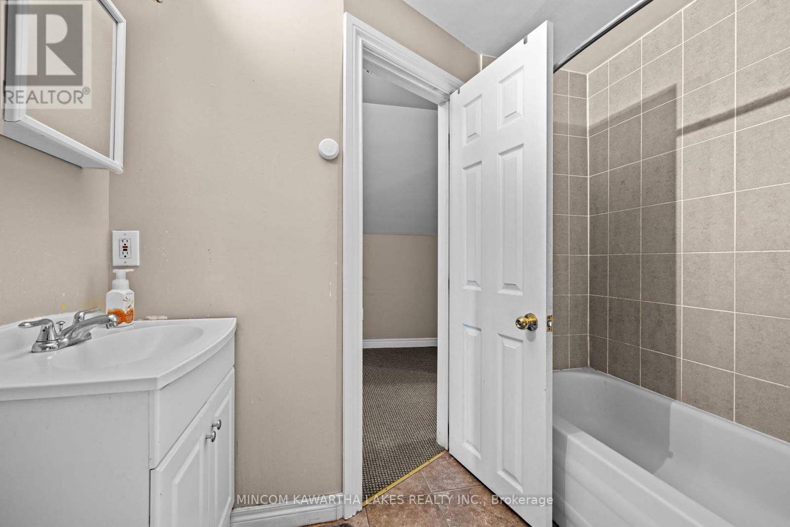 270 Sherbrooke Street, Peterborough Central (North), Ontario  K9J 2N6 - Photo 19 - X12283167