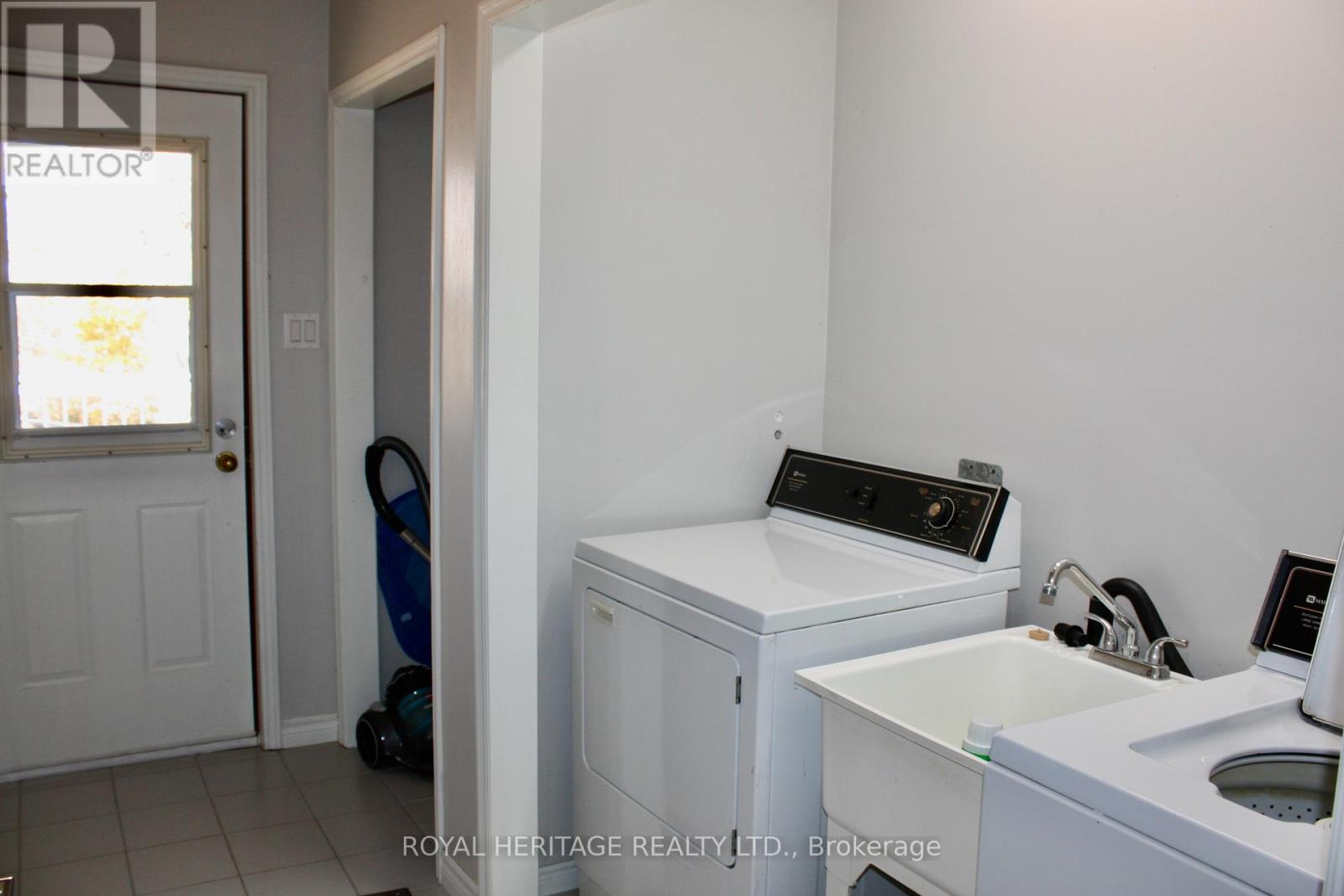 2331 Lakeside Road, Douro-Dummer, Ontario  K0L 2H0 - Photo 10 - X12284868