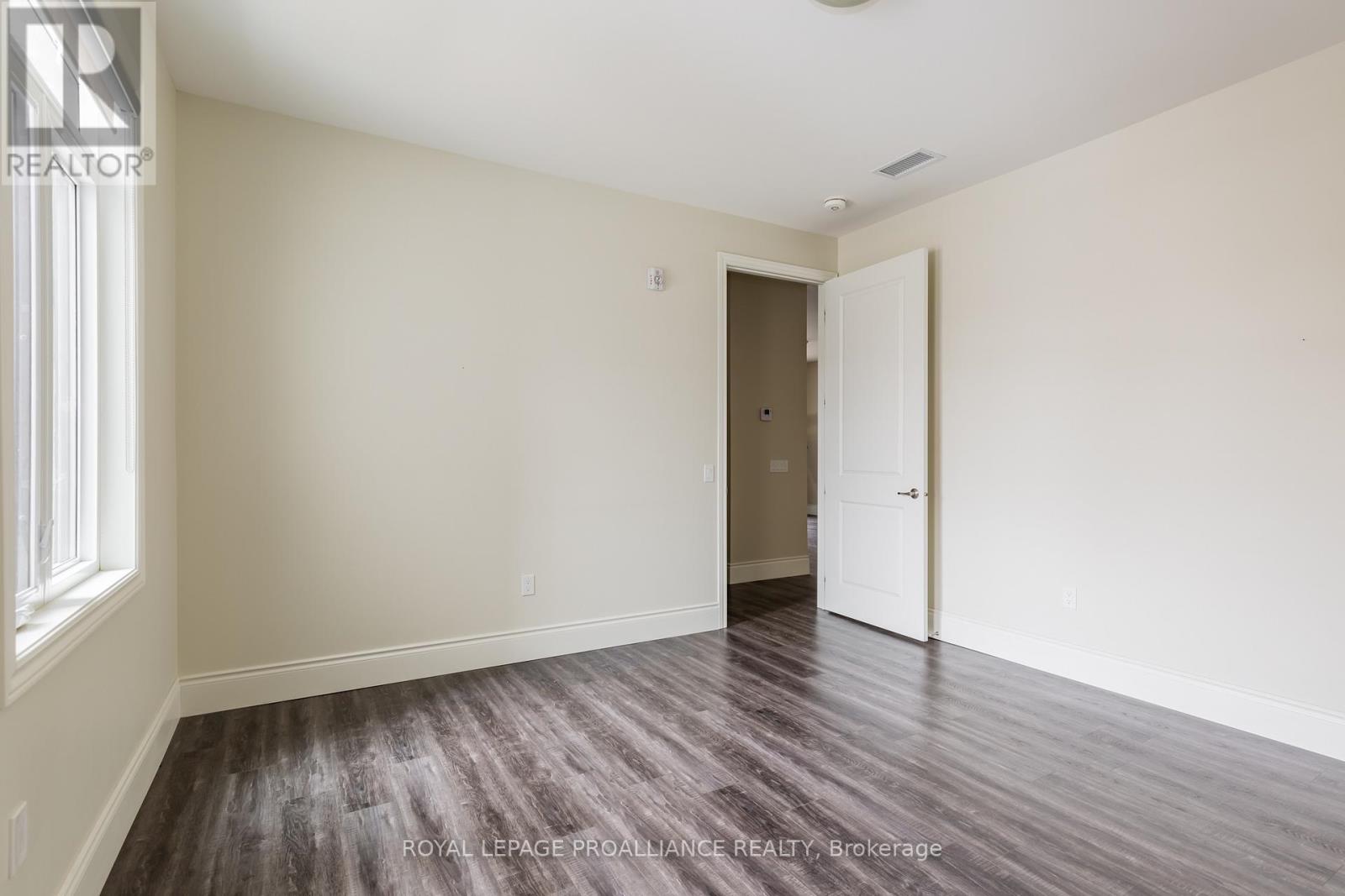 102 - 863 Abbey Lane, Peterborough East (North), Ontario  K9H 0J3 - Photo 6 - X12285229