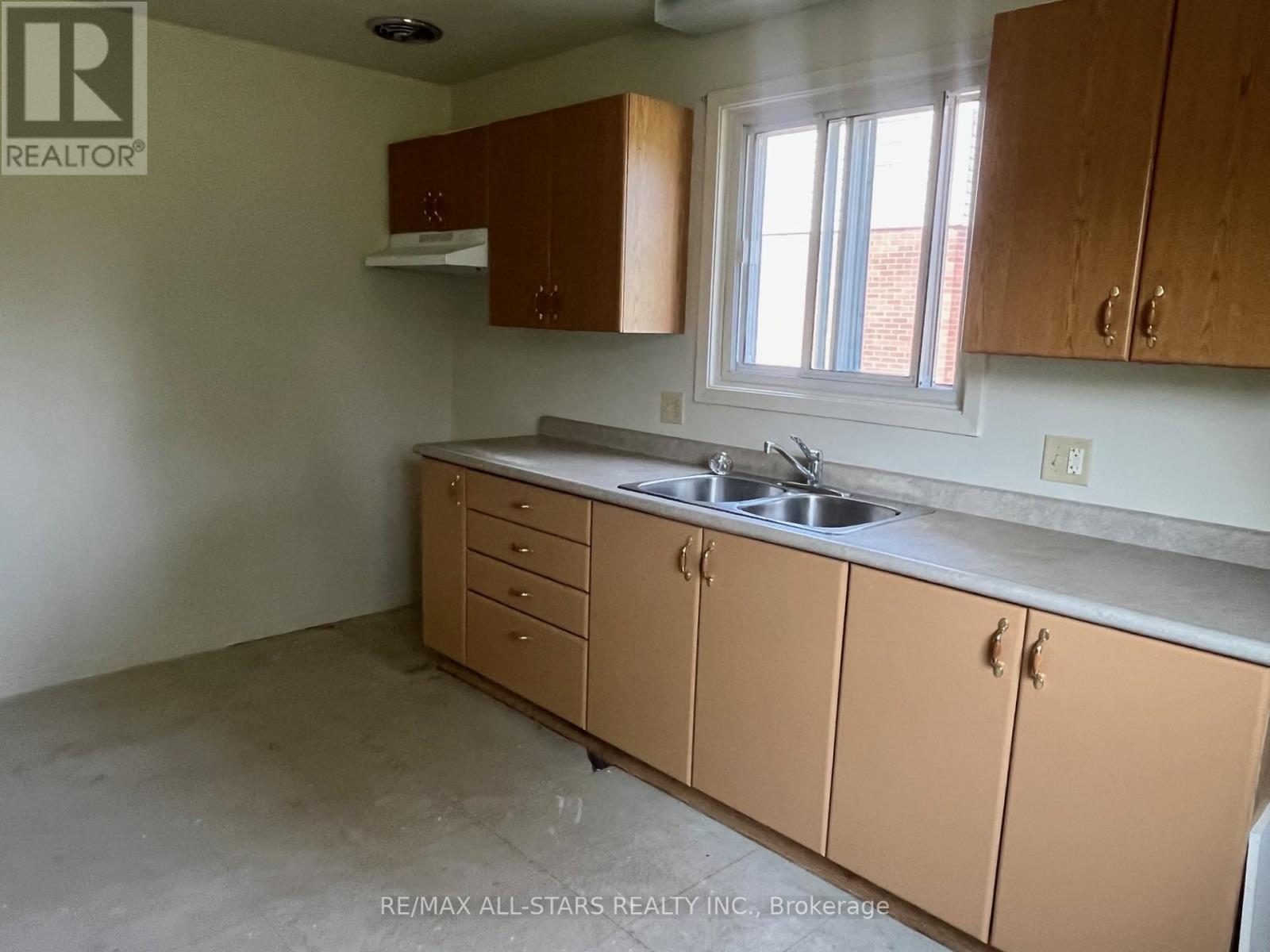 53 Maryknoll Avenue, Kawartha Lakes (Lindsay), Ontario  K9V 1A7 - Photo 11 - X12286282