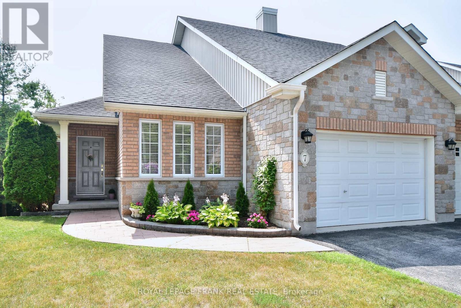 7 Village Crescent, Peterborough West (South), Ontario  K9J 8S7 - Photo 1 - X12286345