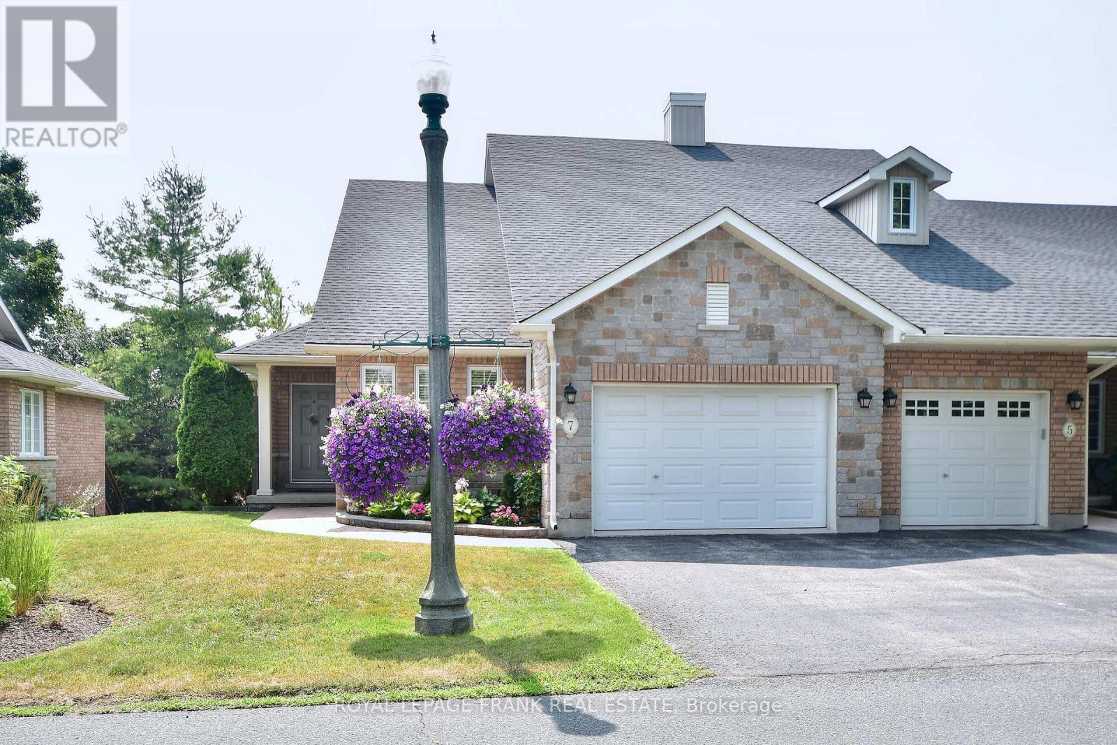 7 Village Crescent, Peterborough West (South), Ontario  K9J 8S7 - Photo 2 - X12286345