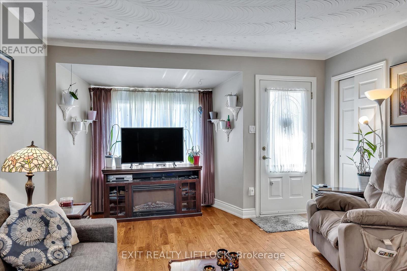 448 Howden Street, Peterborough (Otonabee Ward 1), Ontario  K9J 4B3 - Photo 2 - X12289219