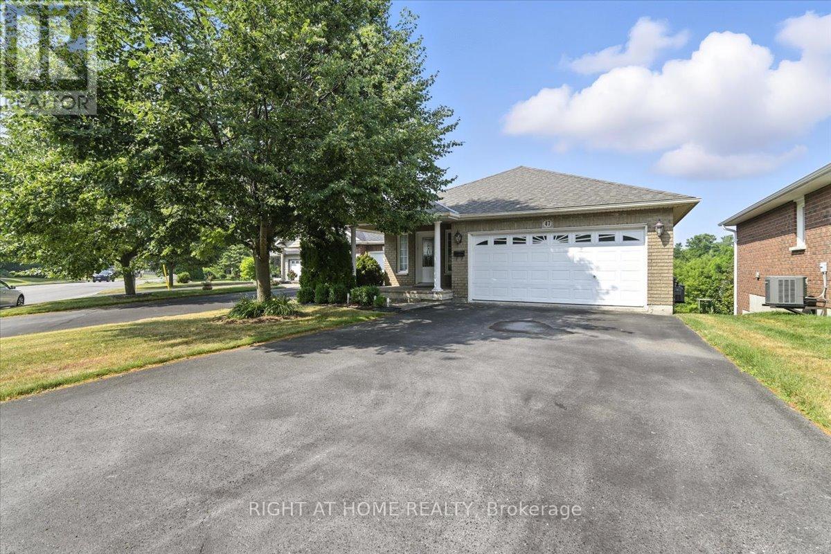 47 Logie Street, Kawartha Lakes (Lindsay), Ontario  K9V 1C3 - Photo 3 - X12289538