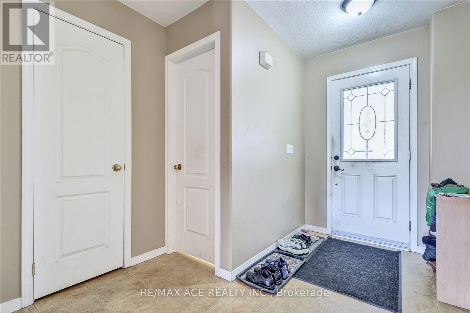 303 Spillsbury Drive, Peterborough West (South), Ontario  K9K 2S1 - Photo 10 - X12289846