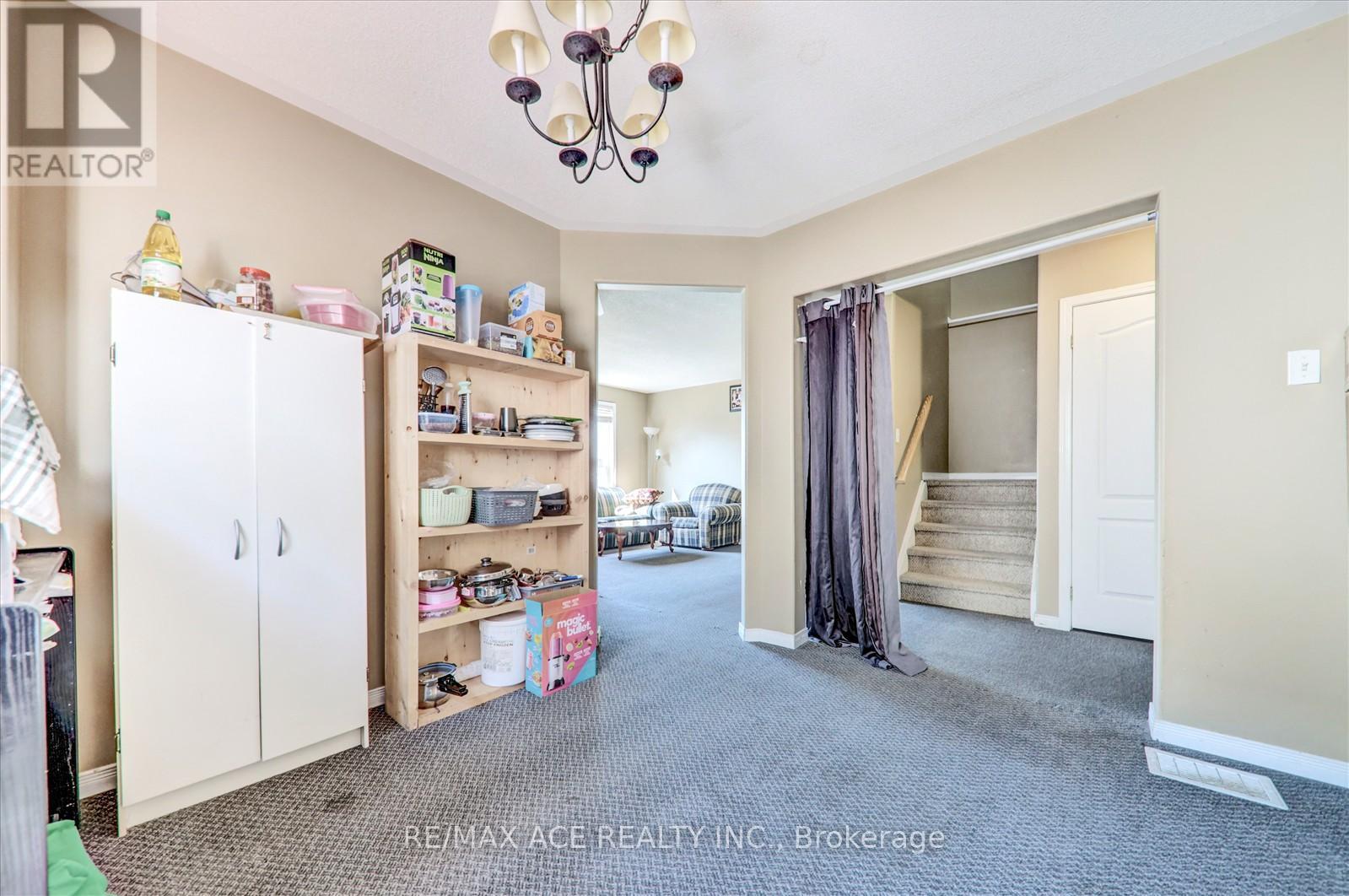 303 Spillsbury Drive, Peterborough West (South), Ontario  K9K 2S1 - Photo 13 - X12289846