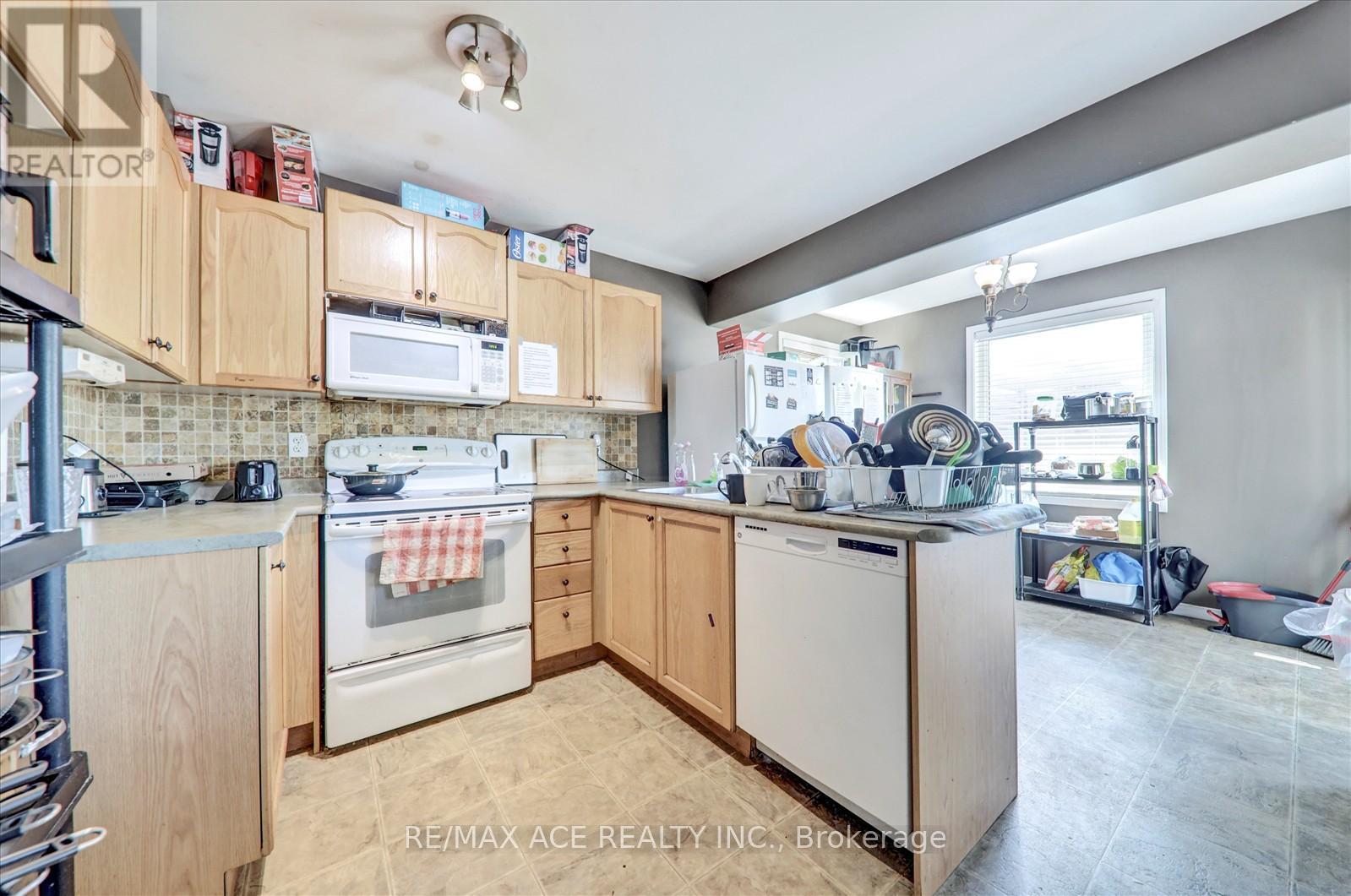 303 Spillsbury Drive, Peterborough West (South), Ontario  K9K 2S1 - Photo 14 - X12289846