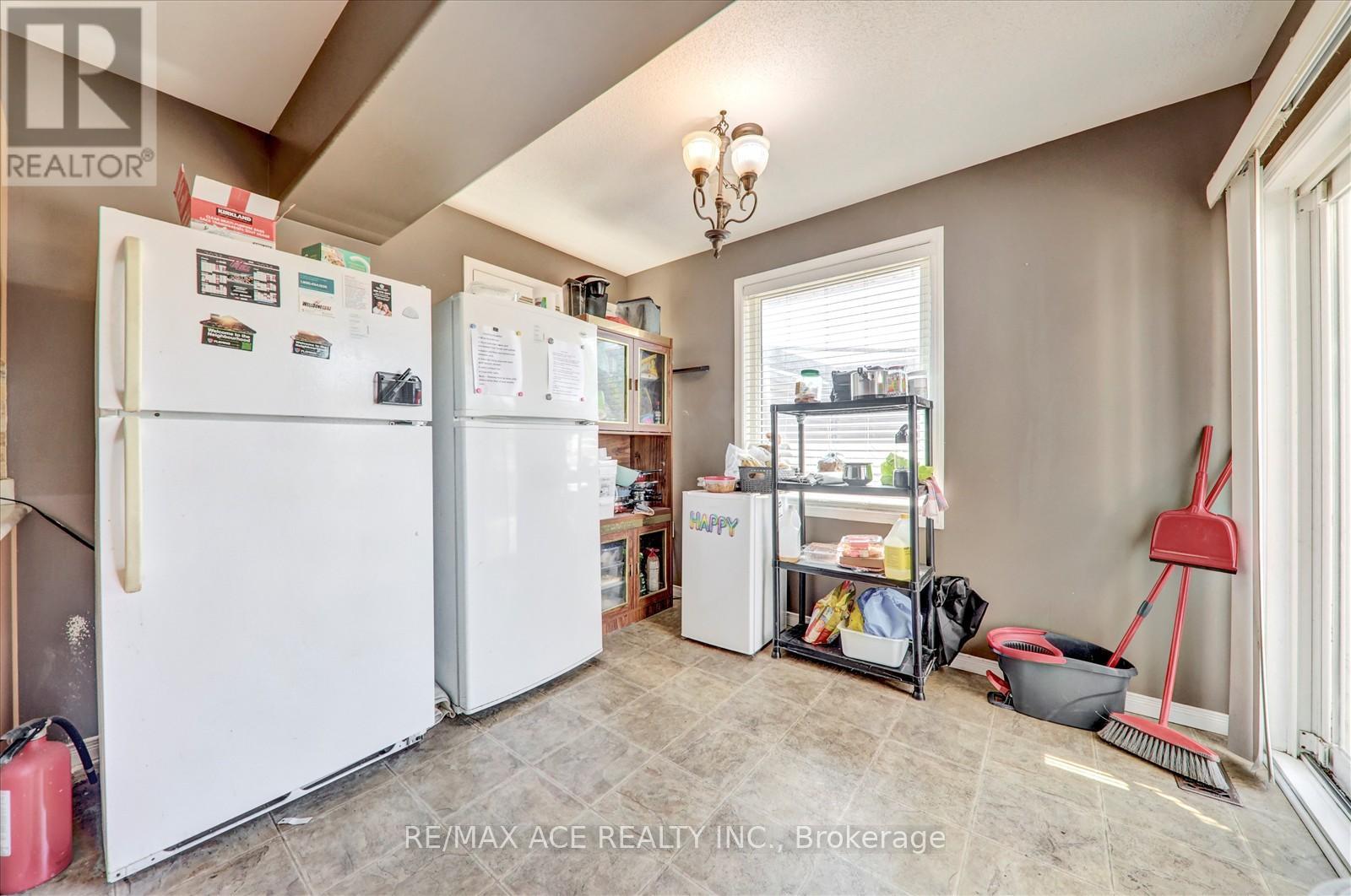 303 Spillsbury Drive, Peterborough West (South), Ontario  K9K 2S1 - Photo 17 - X12289846