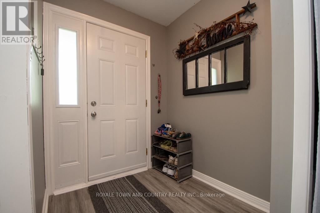 24 Mohawk Drive, Kawartha Lakes (Lindsay), Ontario  K9V 4R1 - Photo 4 - X12291478
