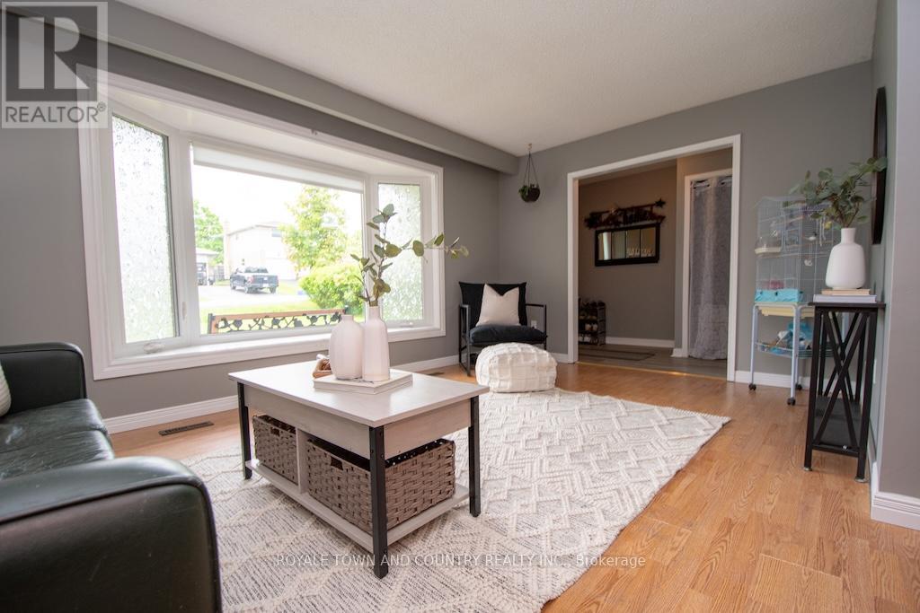 24 Mohawk Drive, Kawartha Lakes (Lindsay), Ontario  K9V 4R1 - Photo 7 - X12291478