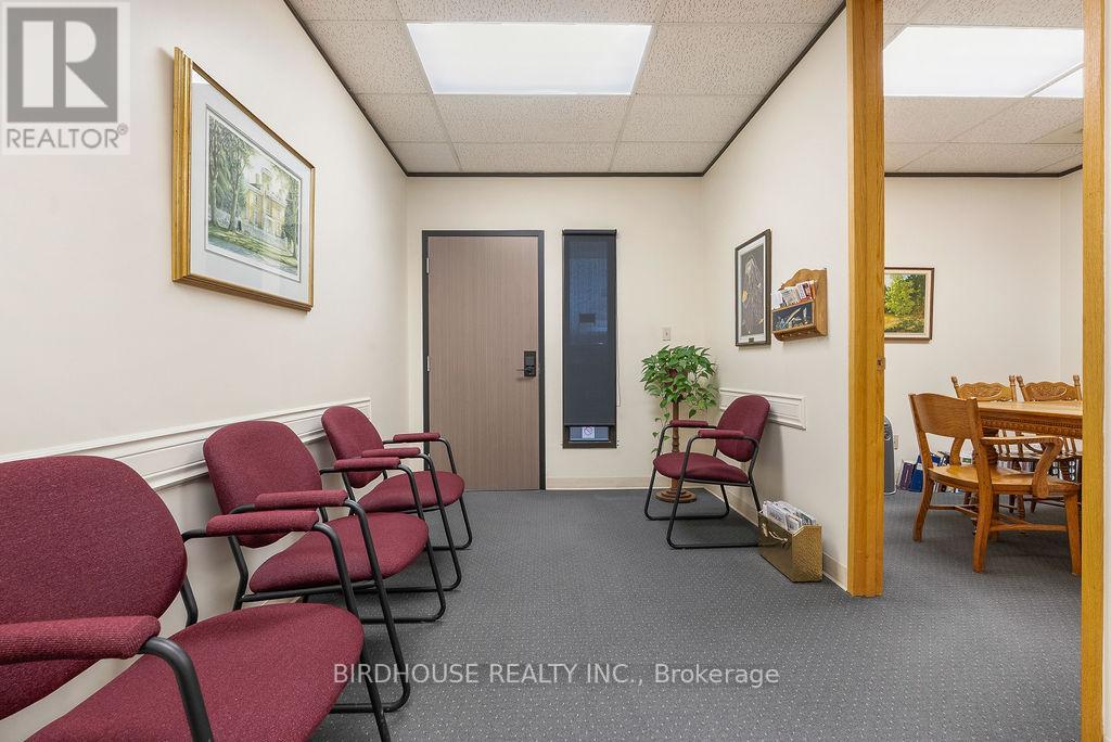 205 - 189 Kent Street W, Kawartha Lakes (Lindsay), Ontario  K9V 5G6 - Photo 3 - X12292172