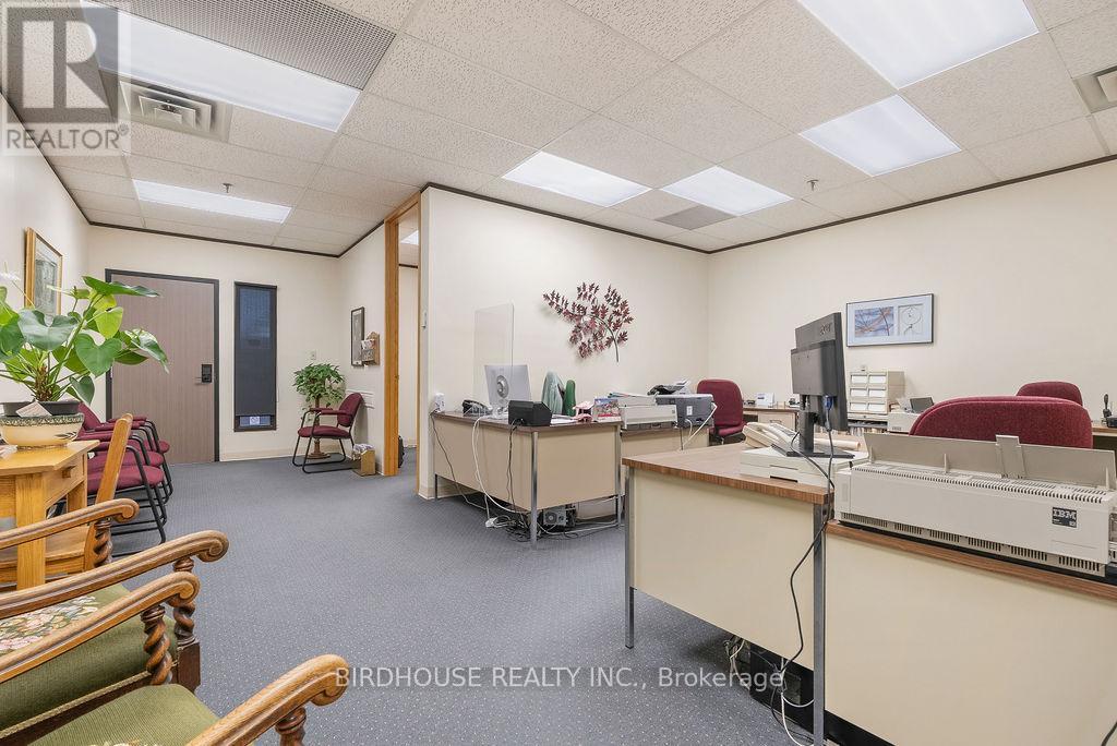 205 - 189 Kent Street W, Kawartha Lakes (Lindsay), Ontario  K9V 5G6 - Photo 6 - X12292172