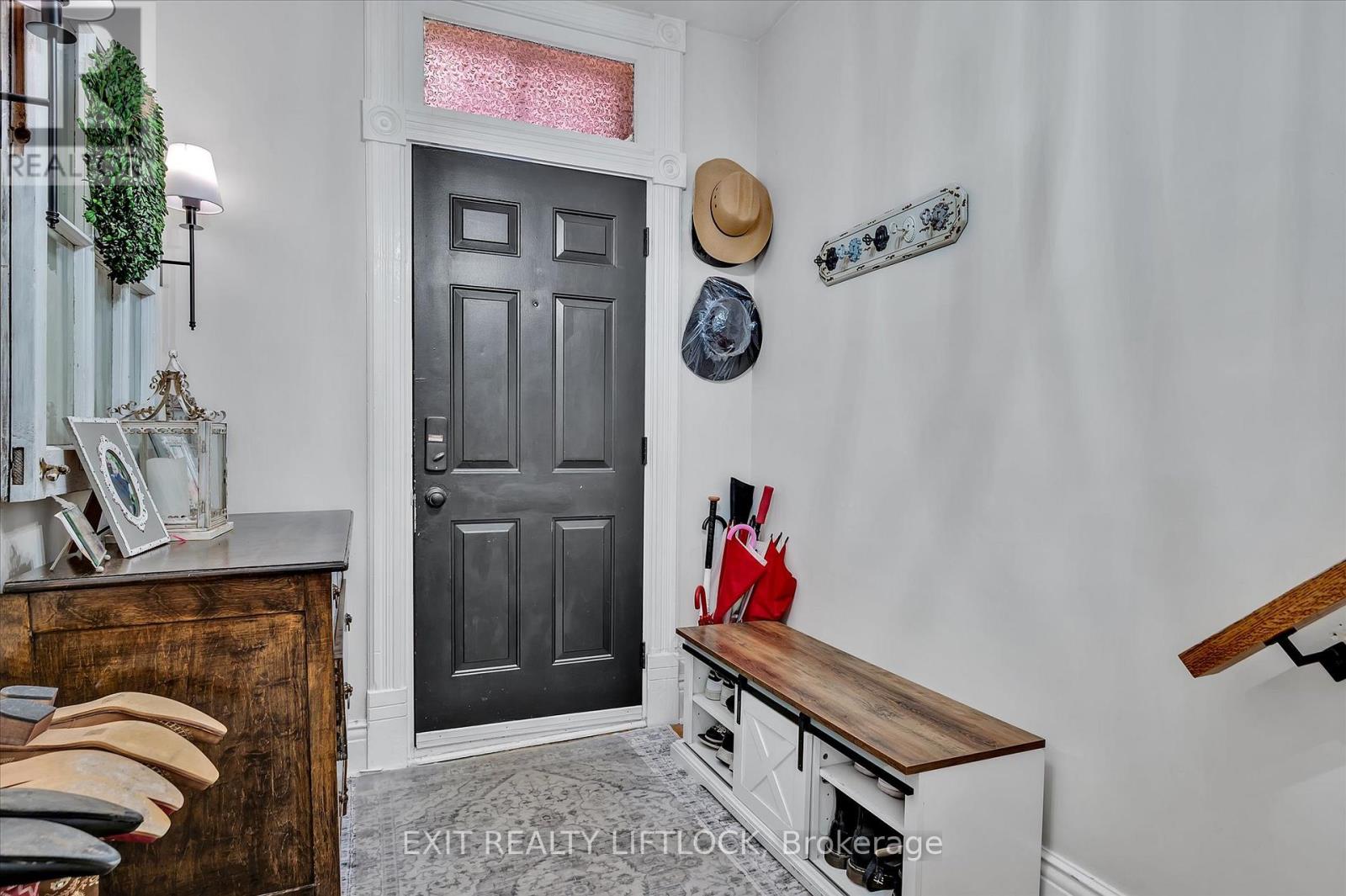 572 Romaine Street, Peterborough Central (South), Ontario  K9J 2E3 - Photo 4 - X12293165
