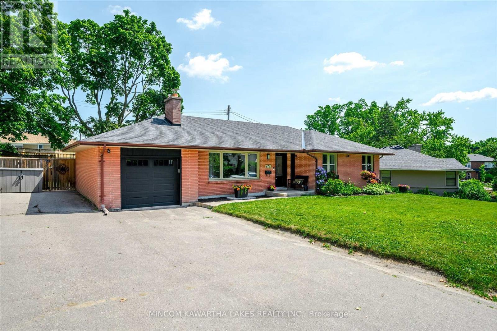 676 Victory Crescent, Peterborough Central (Old West End), Ontario  K9J 4T3 - Photo 2 - X12293336