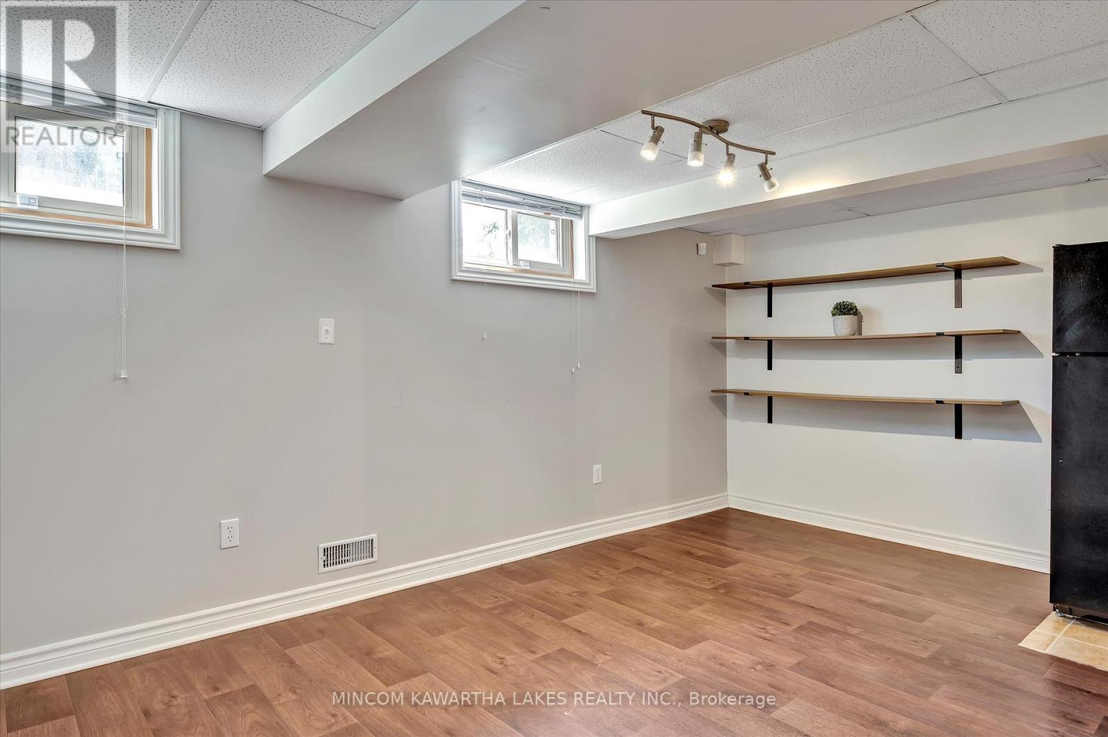 676 Victory Crescent, Peterborough Central (Old West End), Ontario  K9J 4T3 - Photo 32 - X12293336