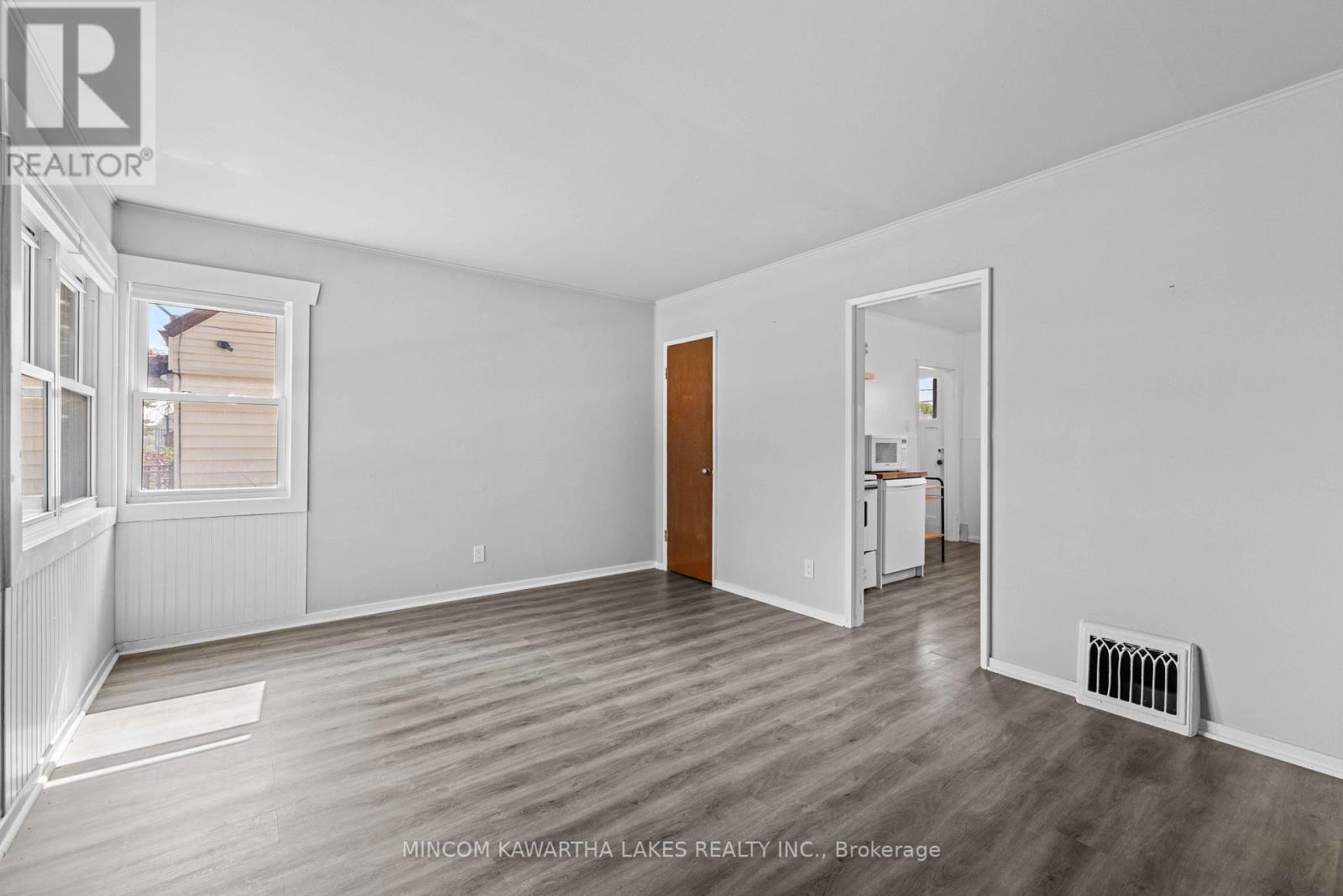 632 Gillespie Avenue, Peterborough South (West), Ontario  K9J 4B6 - Photo 12 - X12293511