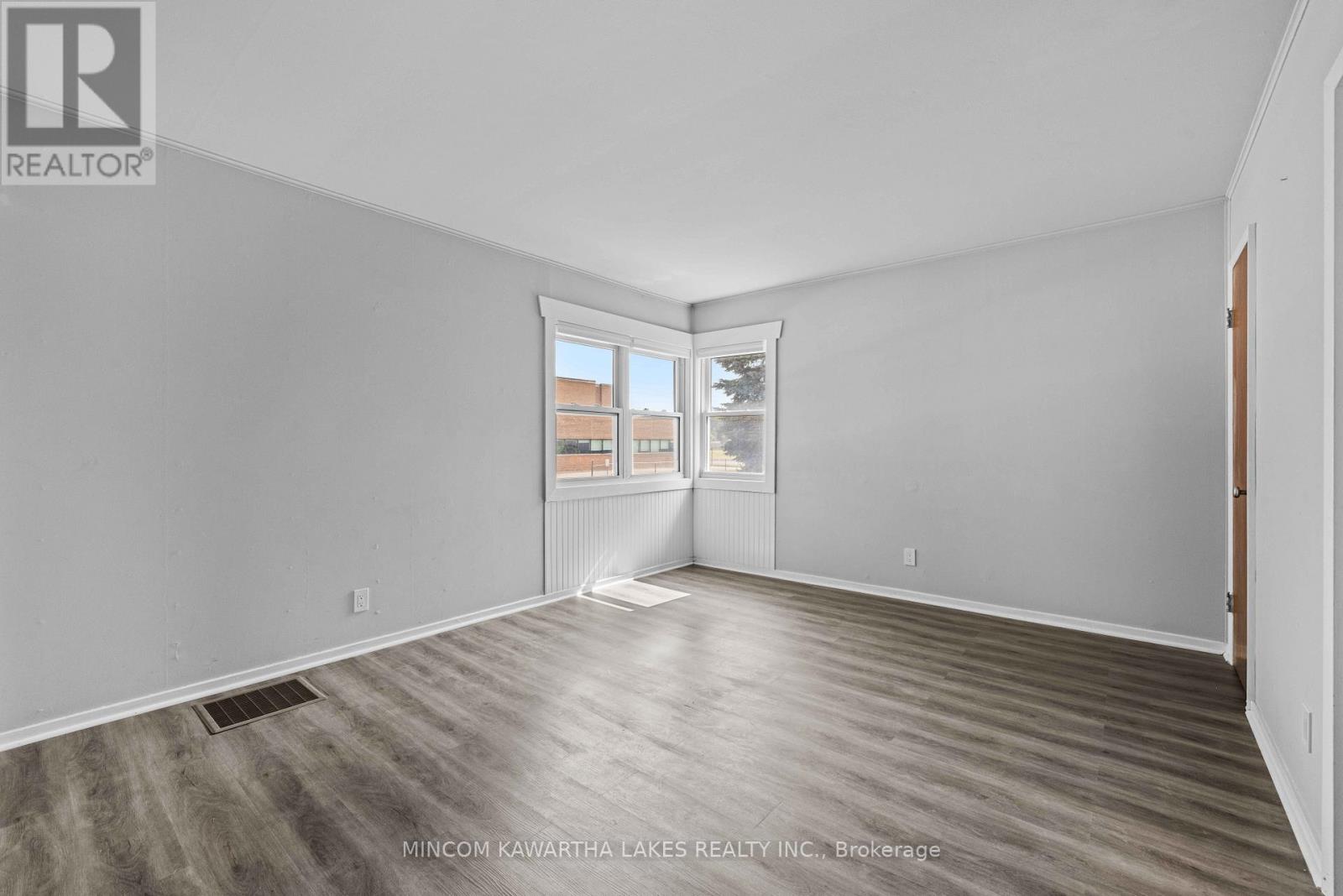 632 Gillespie Avenue, Peterborough South (West), Ontario  K9J 4B6 - Photo 13 - X12293511