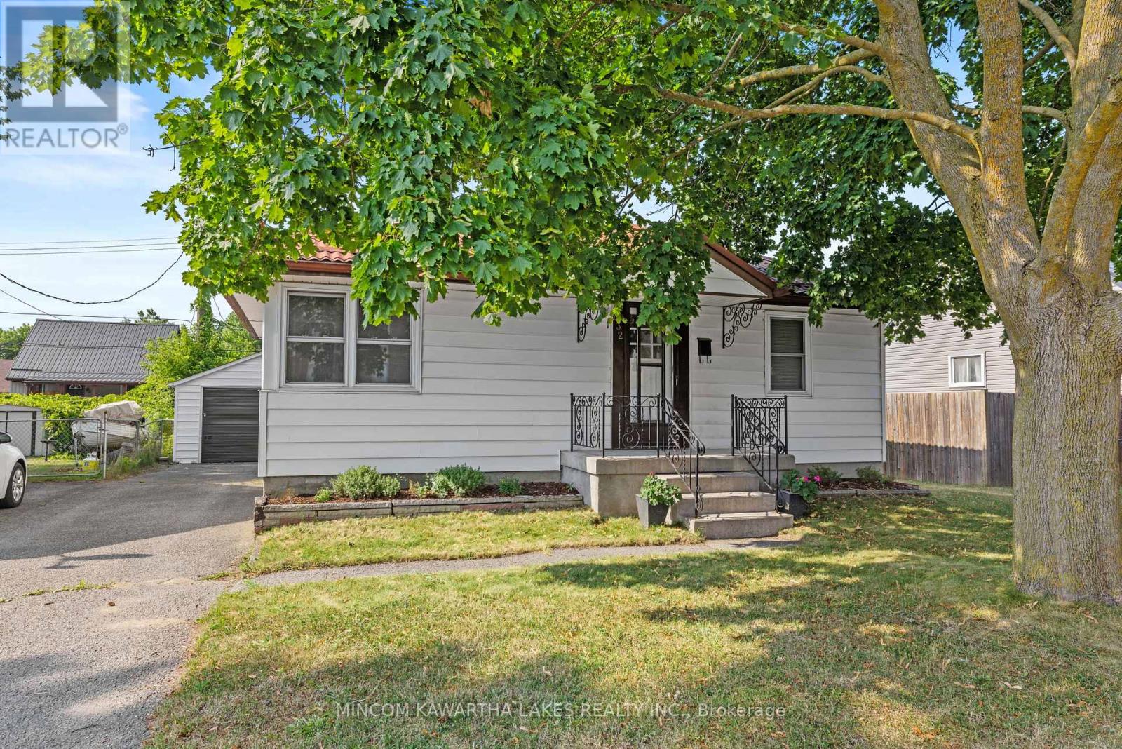 632 Gillespie Avenue, Peterborough South (West), Ontario  K9J 4B6 - Photo 2 - X12293511