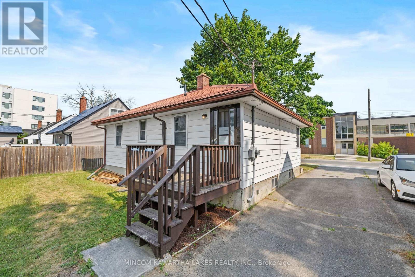 632 Gillespie Avenue, Peterborough South (West), Ontario  K9J 4B6 - Photo 5 - X12293511