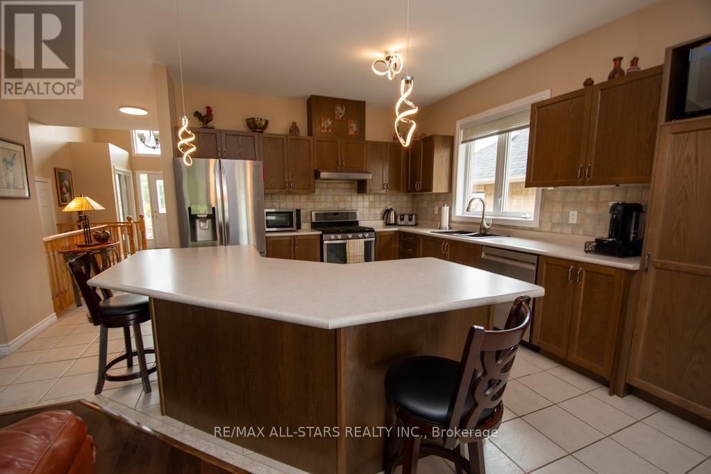 28 Ellis Crescent, Kawartha Lakes (Lindsay), Ontario  K9V 0A5 - Photo 11 - X12294002