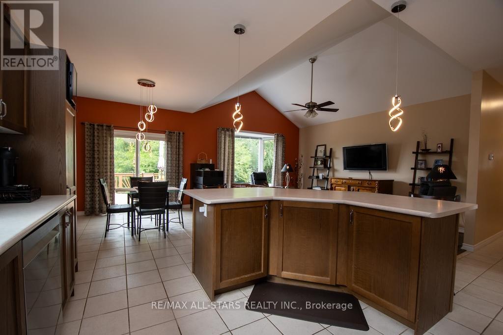 28 Ellis Crescent, Kawartha Lakes (Lindsay), Ontario  K9V 0A5 - Photo 14 - X12294002