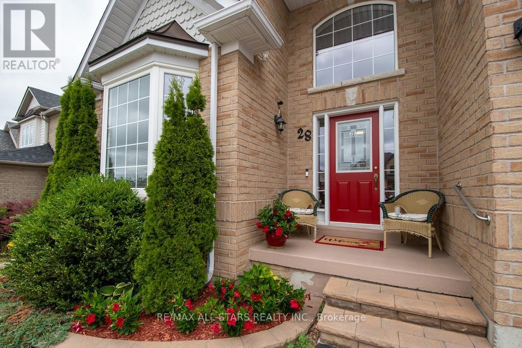 28 Ellis Crescent, Kawartha Lakes (Lindsay), Ontario  K9V 0A5 - Photo 3 - X12294002