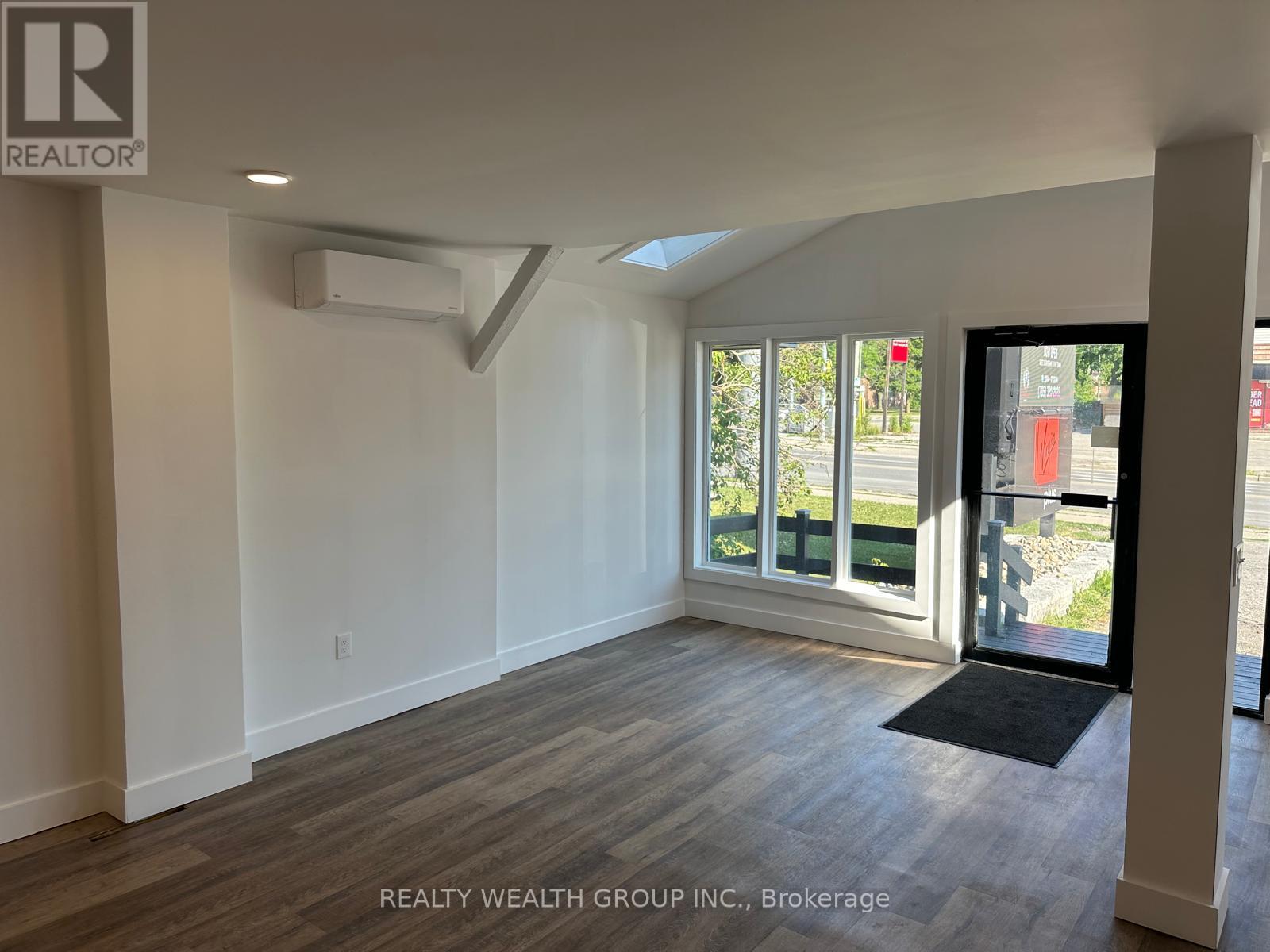 233 Kent Street W, Kawartha Lakes (Lindsay), Ontario  K9V 2Z1 - Photo 2 - X12297608