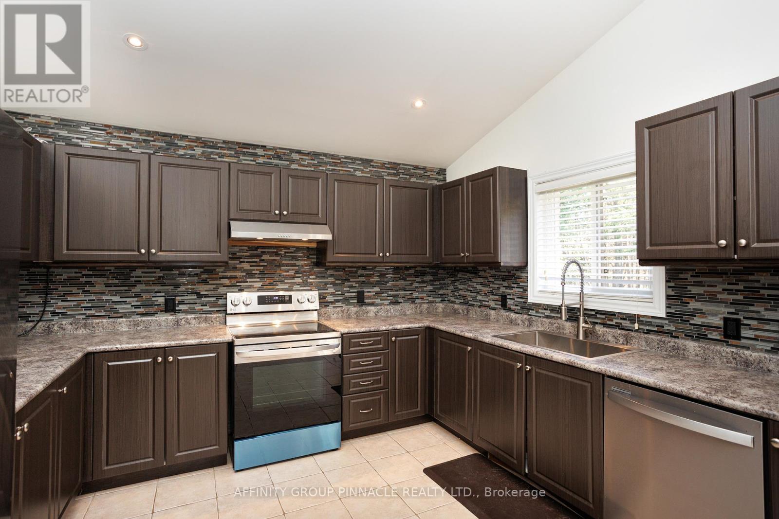103 Cook Street, Kawartha Lakes (Lindsay), Ontario  K9V 0K8 - Photo 27 - X12303319