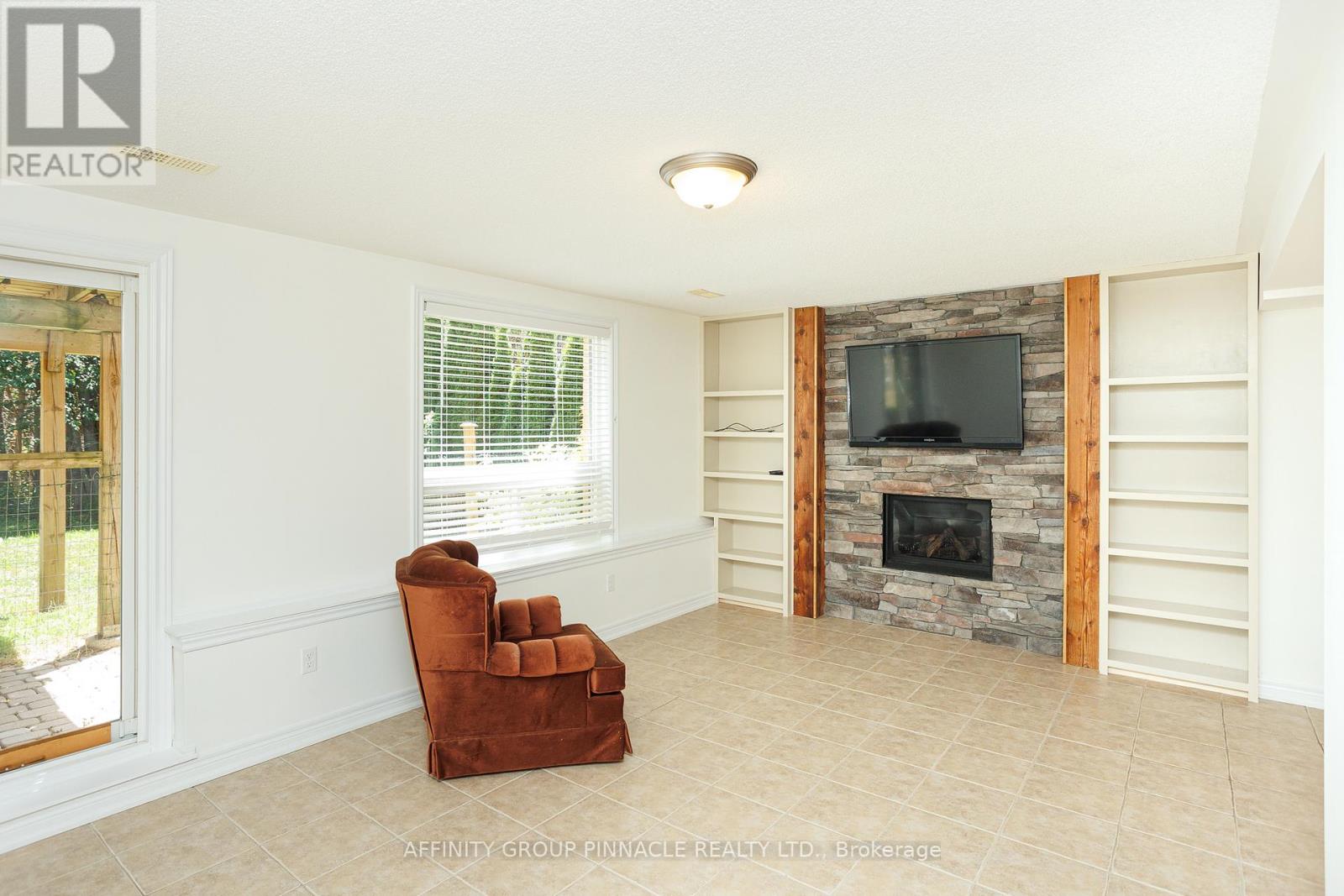 103 Cook Street, Kawartha Lakes (Lindsay), Ontario  K9V 0K8 - Photo 36 - X12303319