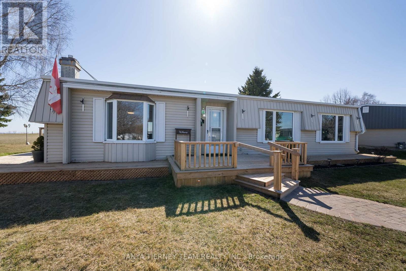 3 Bluffs Road, Clarington (Bowmanville), Ontario  L1B 1A3 - Photo 2 - E12303234