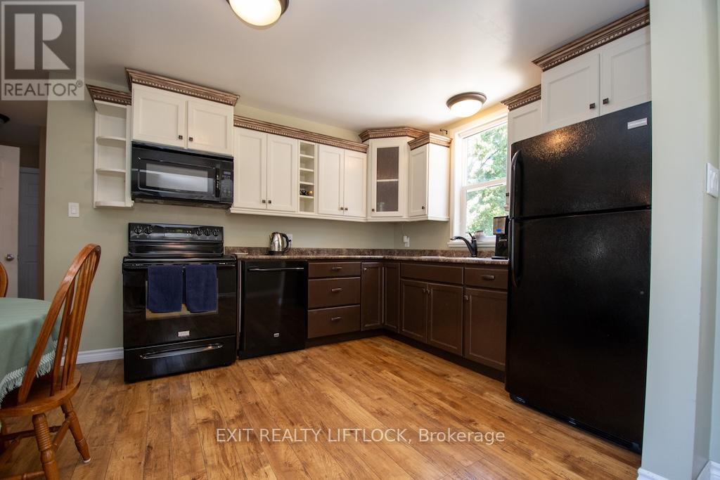 26 Victoria Avenue, Peterborough North (South), Ontario  K9H 4V7 - Photo 12 - X12304473